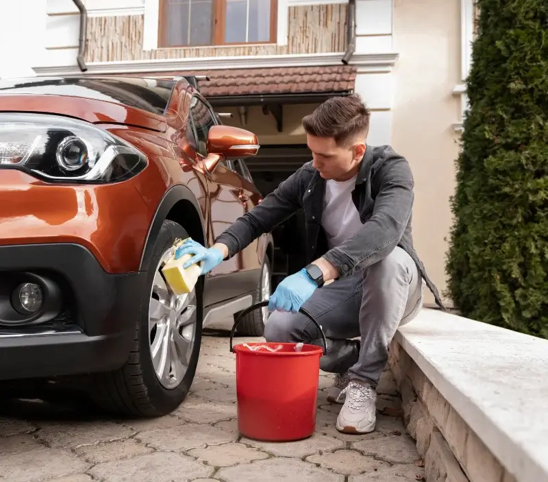 Lavage auto à domicile Saint-Cernin : professionnel intervenant sur un véhicule